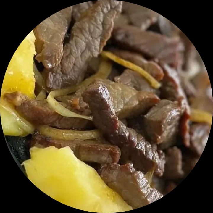 Tiras de carne de sol acebolada com mandioca cozida na chapa
