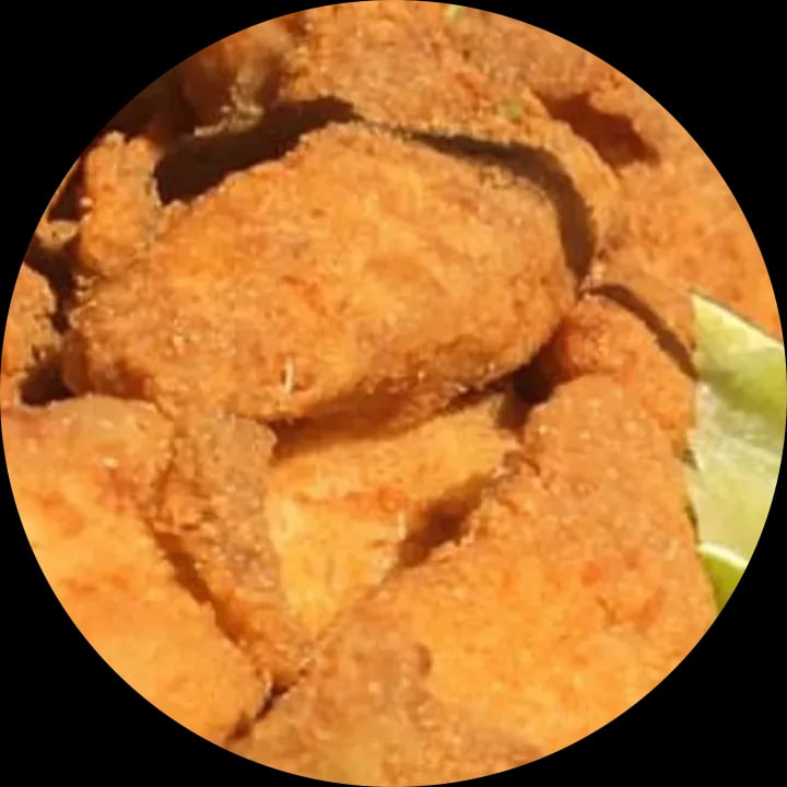 Iscas de tilápia empanadas douradas com gomo de limão