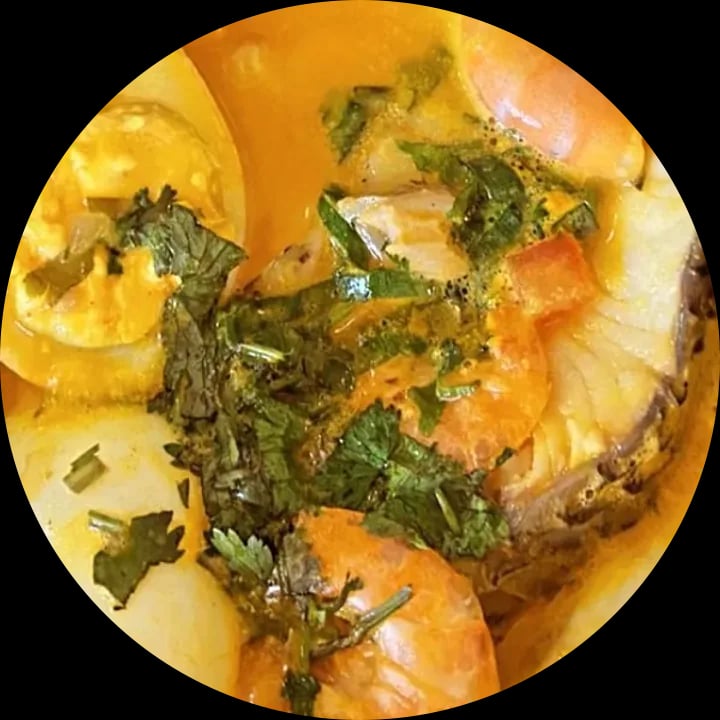 Moqueca de peixe com camarão e ovo cozido na panela de pedra