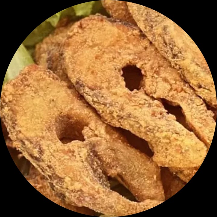 Postas de tilápia fritas empanadas sobre folhas de alface